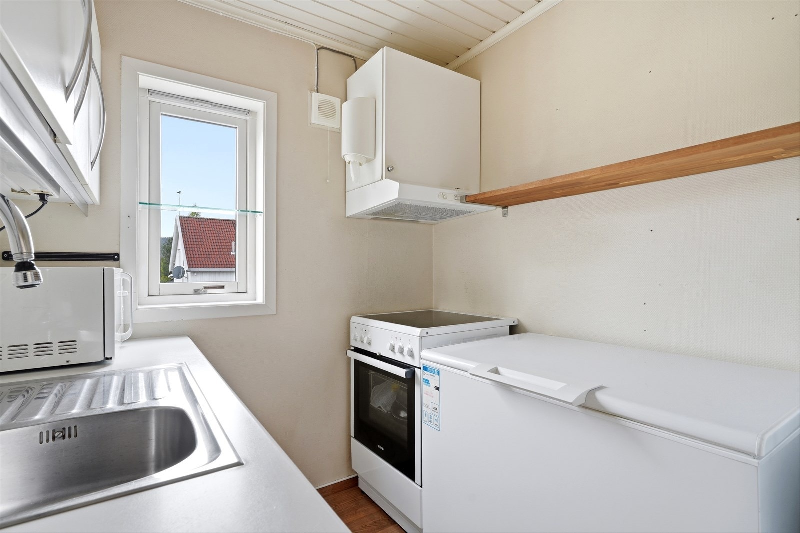 Kjøkkenet er utstyrt med komfyr, kjøl/frys og ventilator med kullfilter. Galleribilde