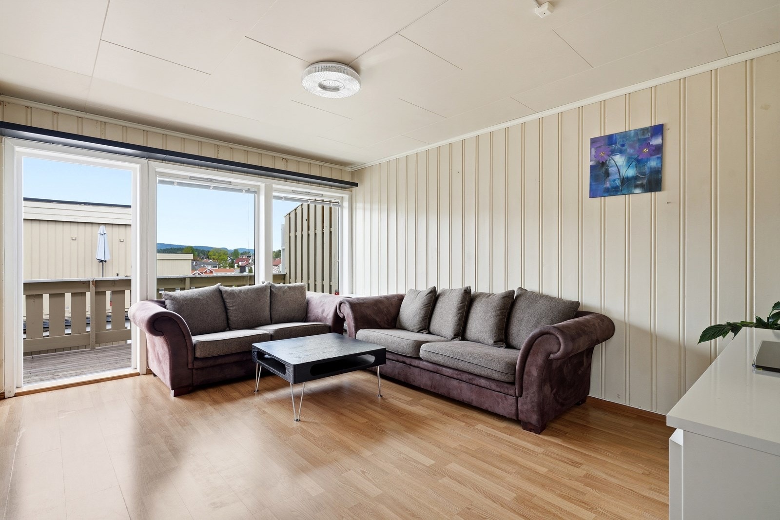 Fra stuen er det direkte utgang til den store balkongen. Galleribilde
