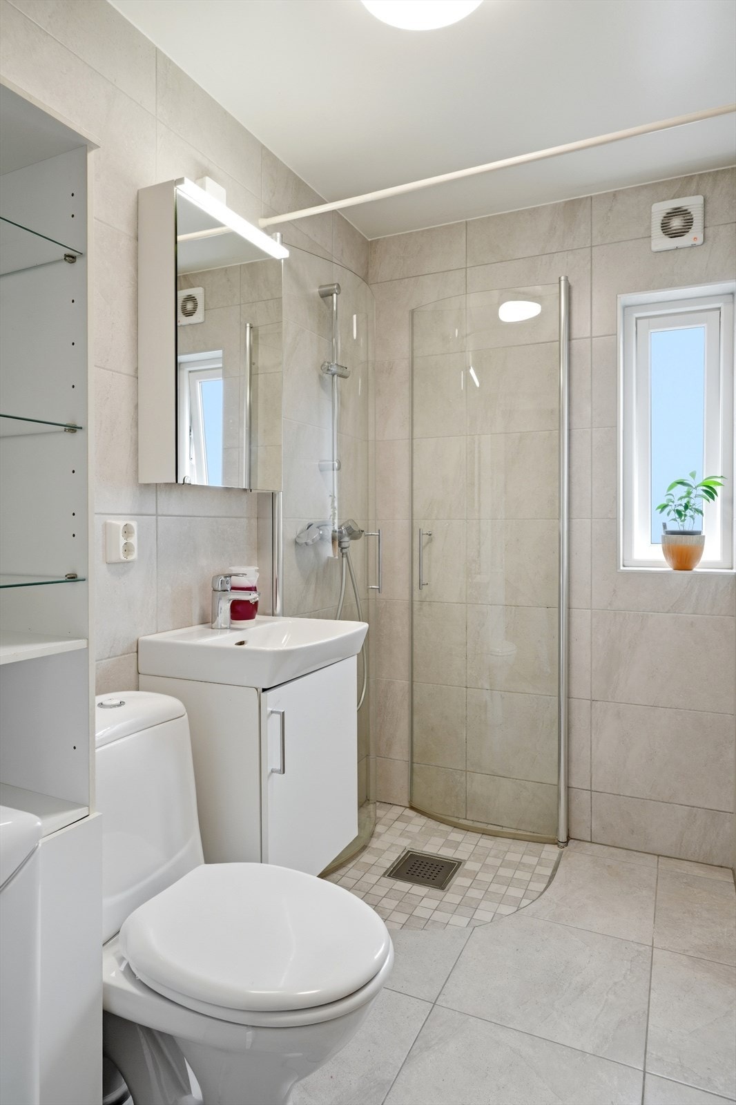 Badet ble oppgradert i 2019 i regi av borettslaget og har flislagte overflater og elektrisk gulvvarme. Galleribilde