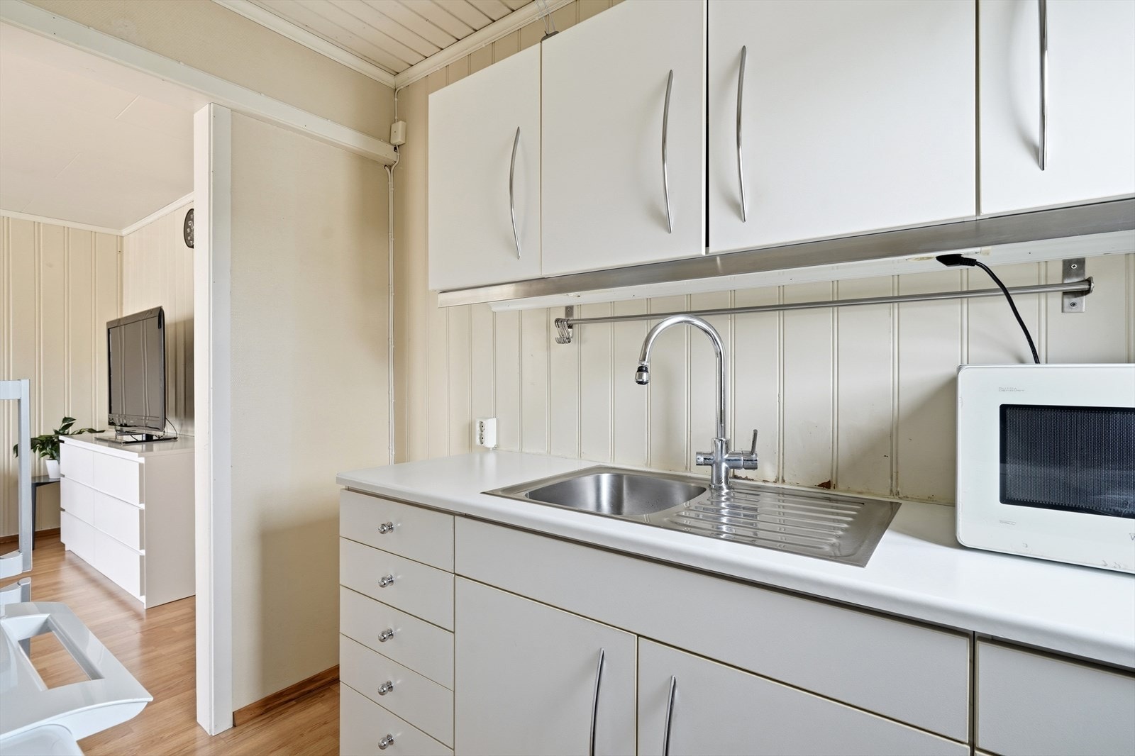 Praktisk, separat kjøkken med innredning fra 2007. Kjøkkenet har glatte fronter og laminert benkeplate. Galleribilde