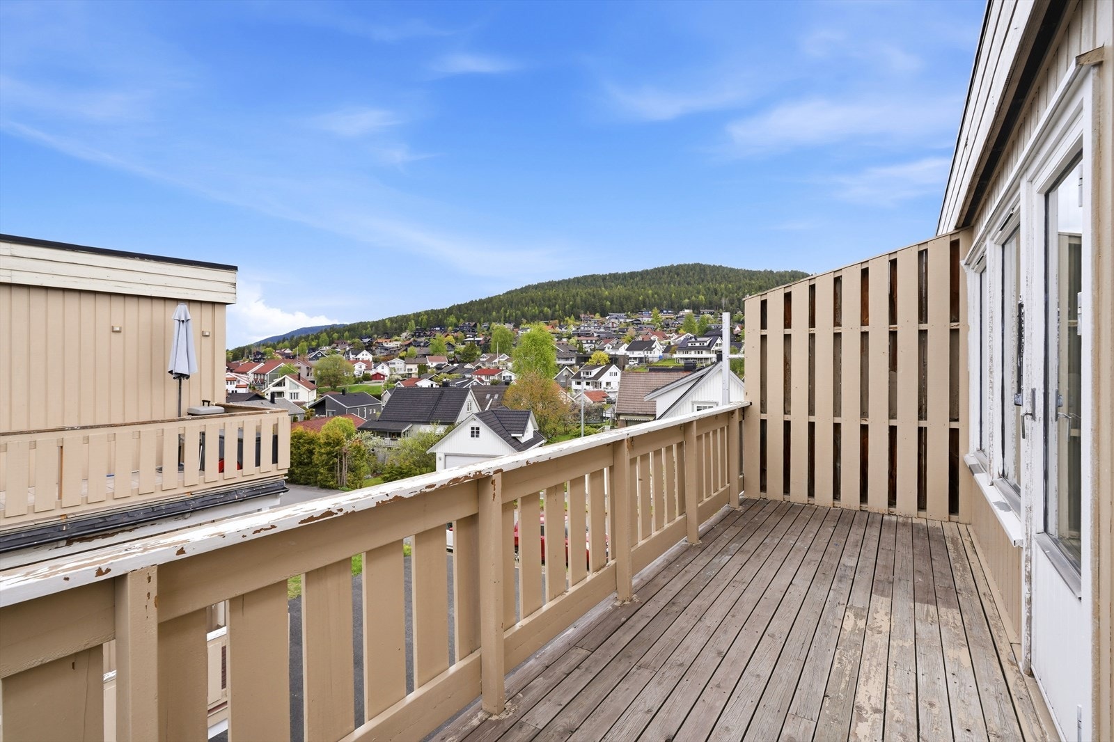 Balkongen er bygget i trekonstruksjon og strekker seg langs leilighetens fasade. Galleribilde