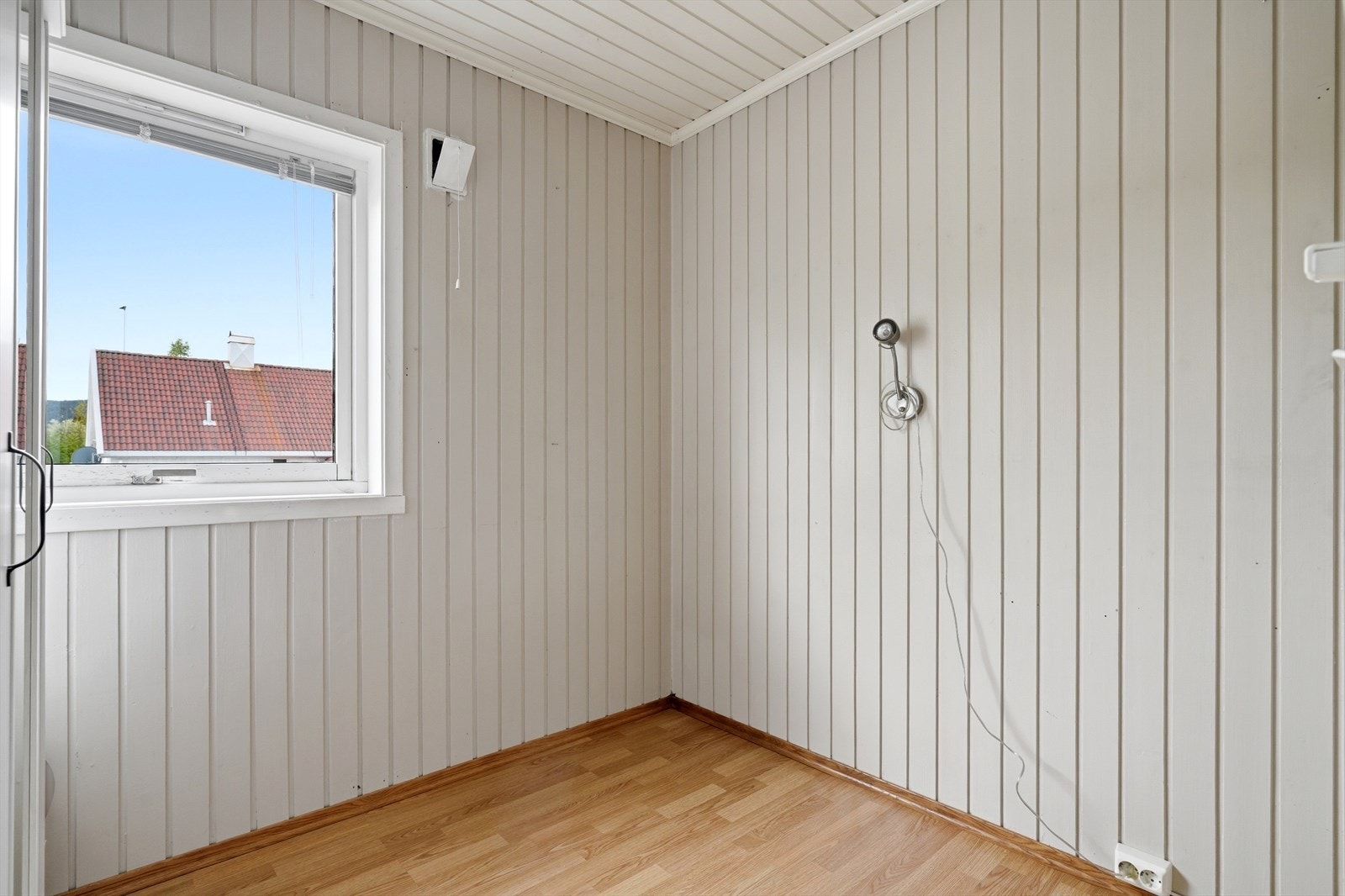 Vinduet er et malt trevindu med 2-lags glass, som er gjennomgående for bygget. Galleribilde