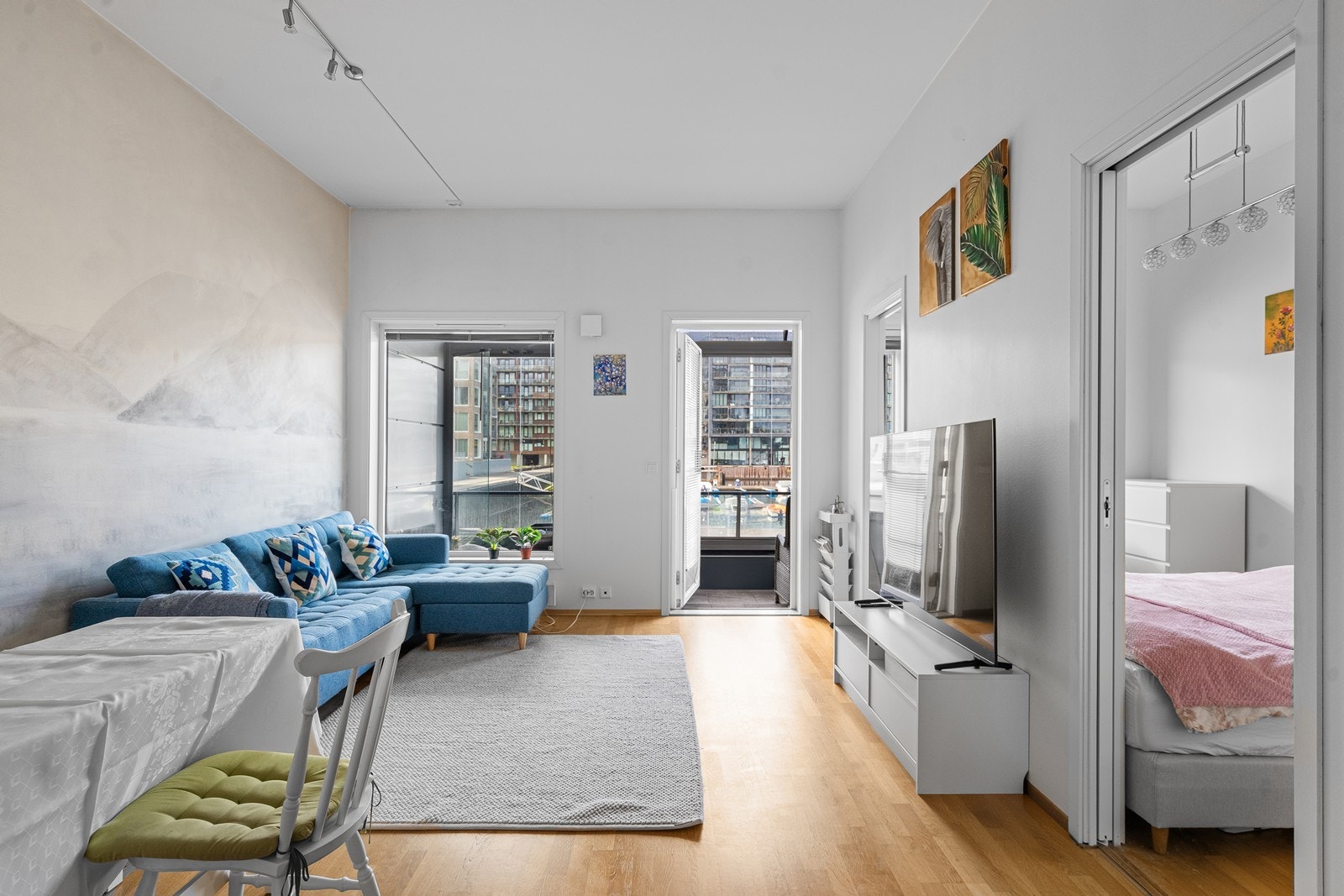 Lys og trivelig stue med utgang til innglasset balkong. Galleribilde