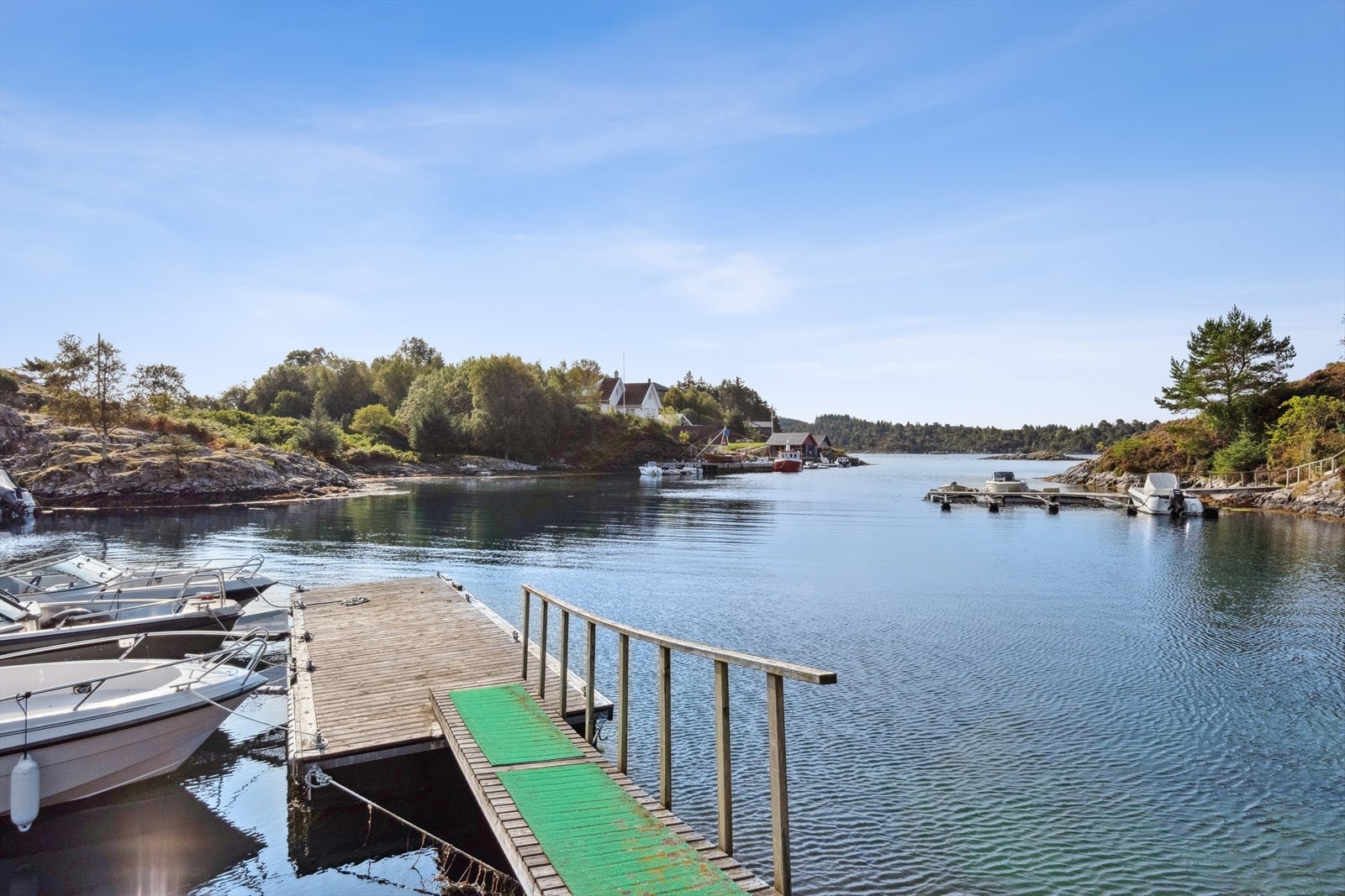 I tillegg til badeplasser så ligger det klar felles brygger med båtplasser. Galleribilde
