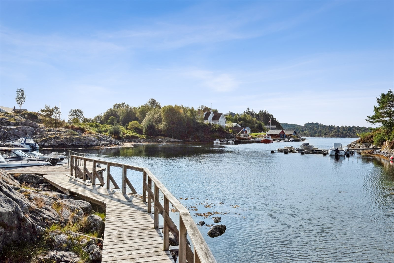 Hytten ligger bare 100m fra sjøen og nærhet til felles badestrand og badeplasser. Galleribilde