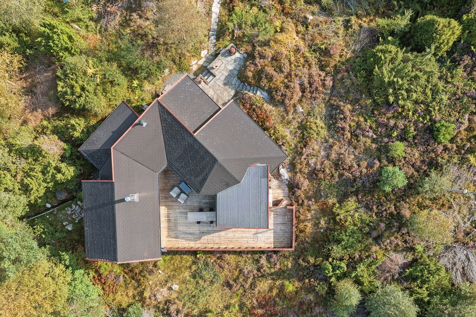 Hytten sett ovenifra, legg merke til den unike arkitekttegnede formen. Galleribilde