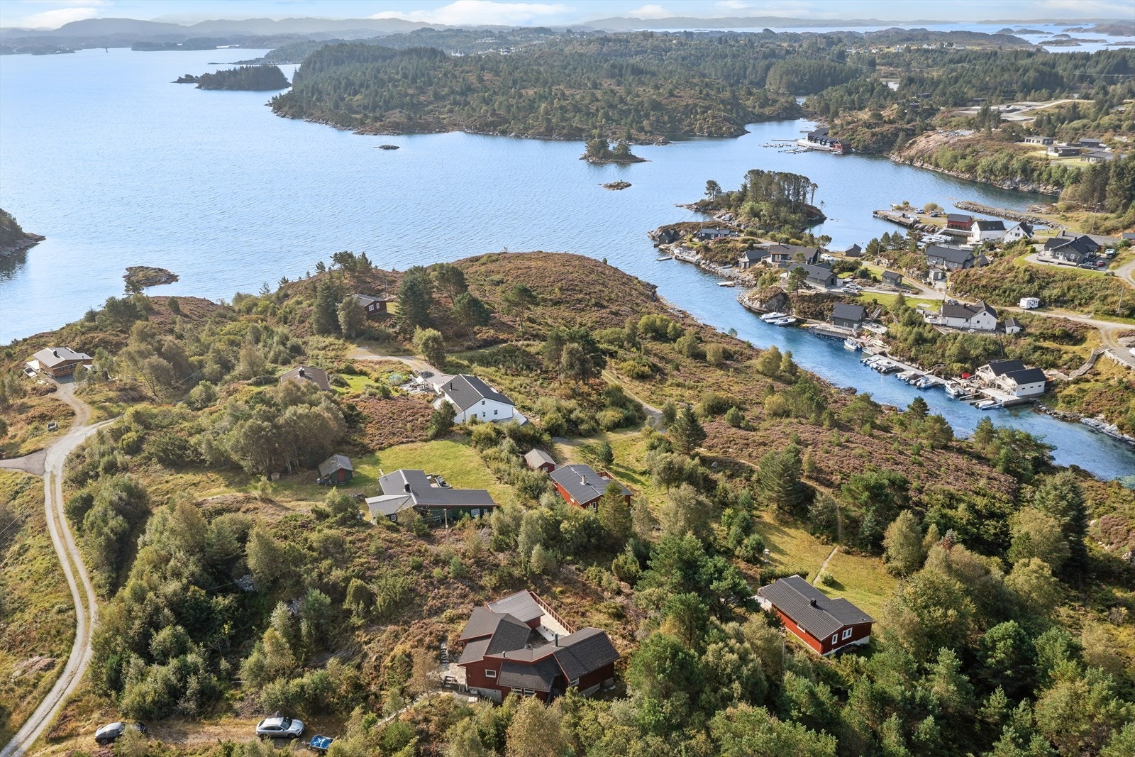 Hytten har store uteområder og kort avstand til sjø. Galleribilde