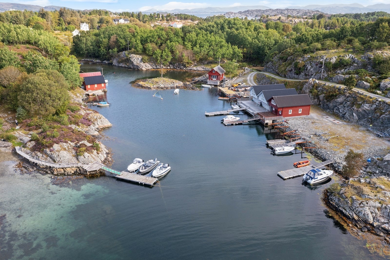 Nydelig nærområde, legg merke til den felles badestranden til venstre i bildet. Galleribilde