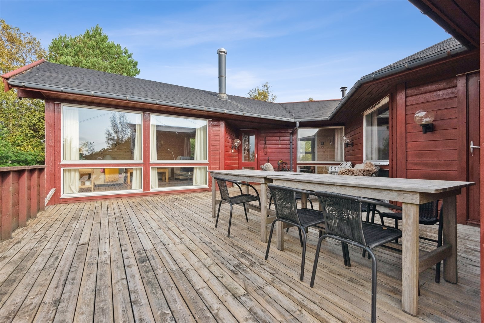 Utgang direkte fra spisestuen til en stor terrasse med mange muligheter. Galleribilde
