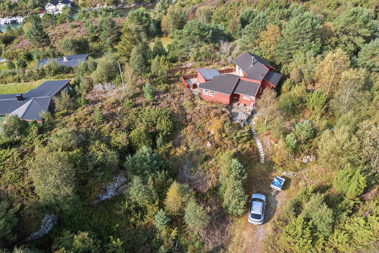 Det er god plass til at flere biler kan parkere på eiendommen. Galleribilde