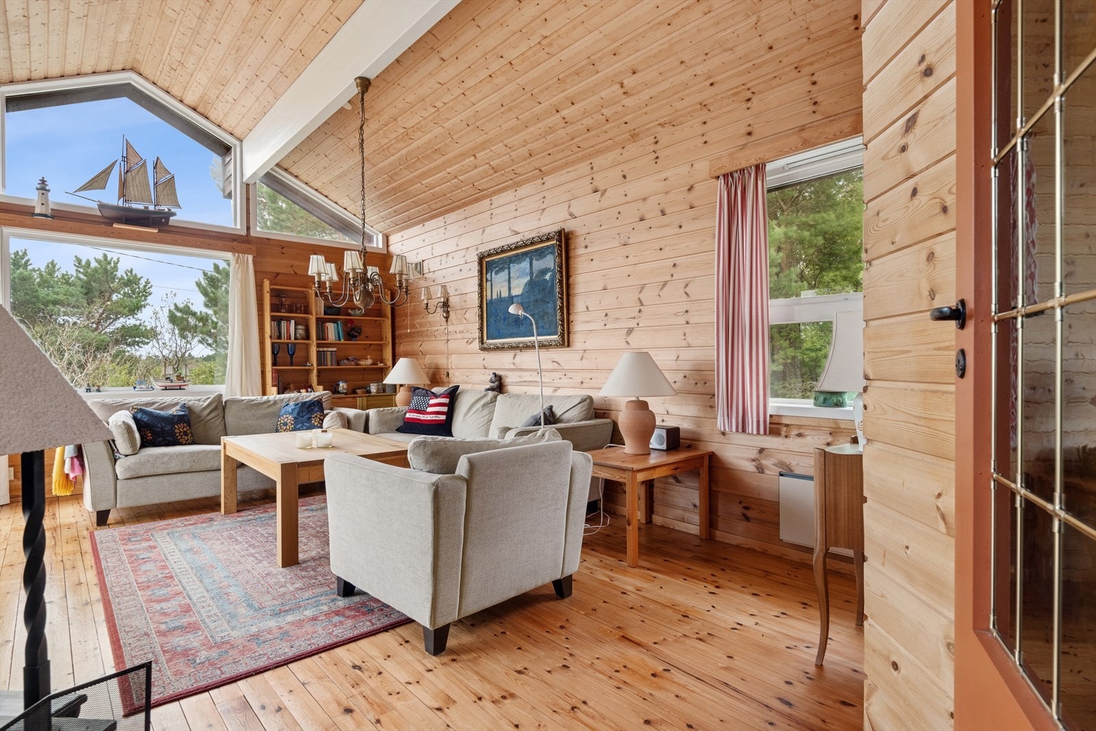 Stuen har god plass til sittegrupper til sosiale kvelder. Galleribilde