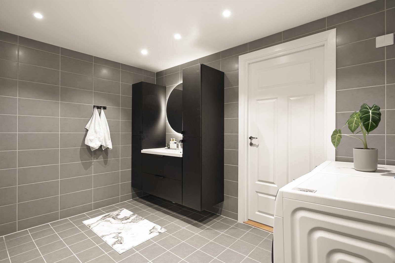 Badet ble modernisert i 2020 og har flislagte overflater, vegghengt toalett og servantinnredning med god oppbevaring. Galleribilde