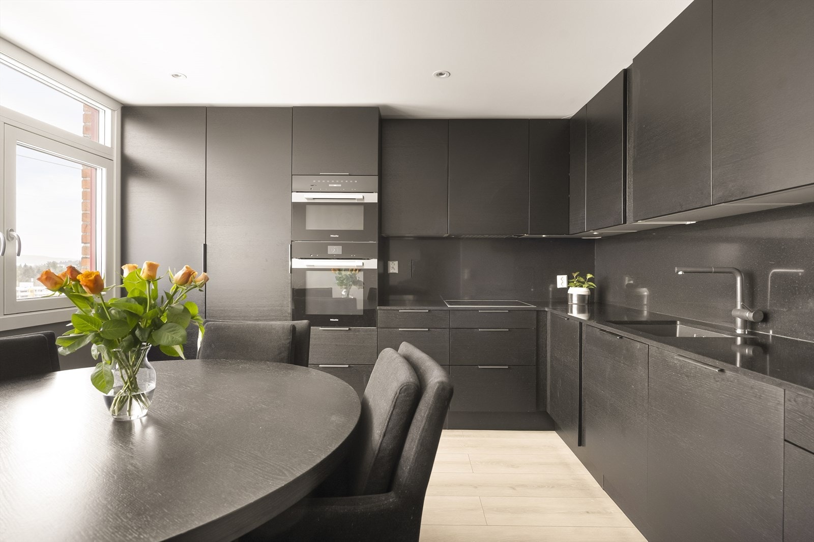 Stilrent kjøkken fra 2020 med glatte fronter og benkeplate i komposittstein fra Silestone. Galleribilde