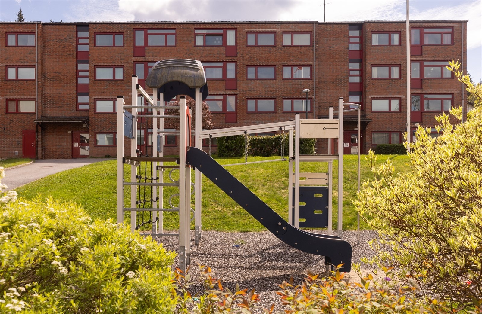Området er preget av en fredelig atmosfære og trygge uteområder mellom boligene. Galleribilde