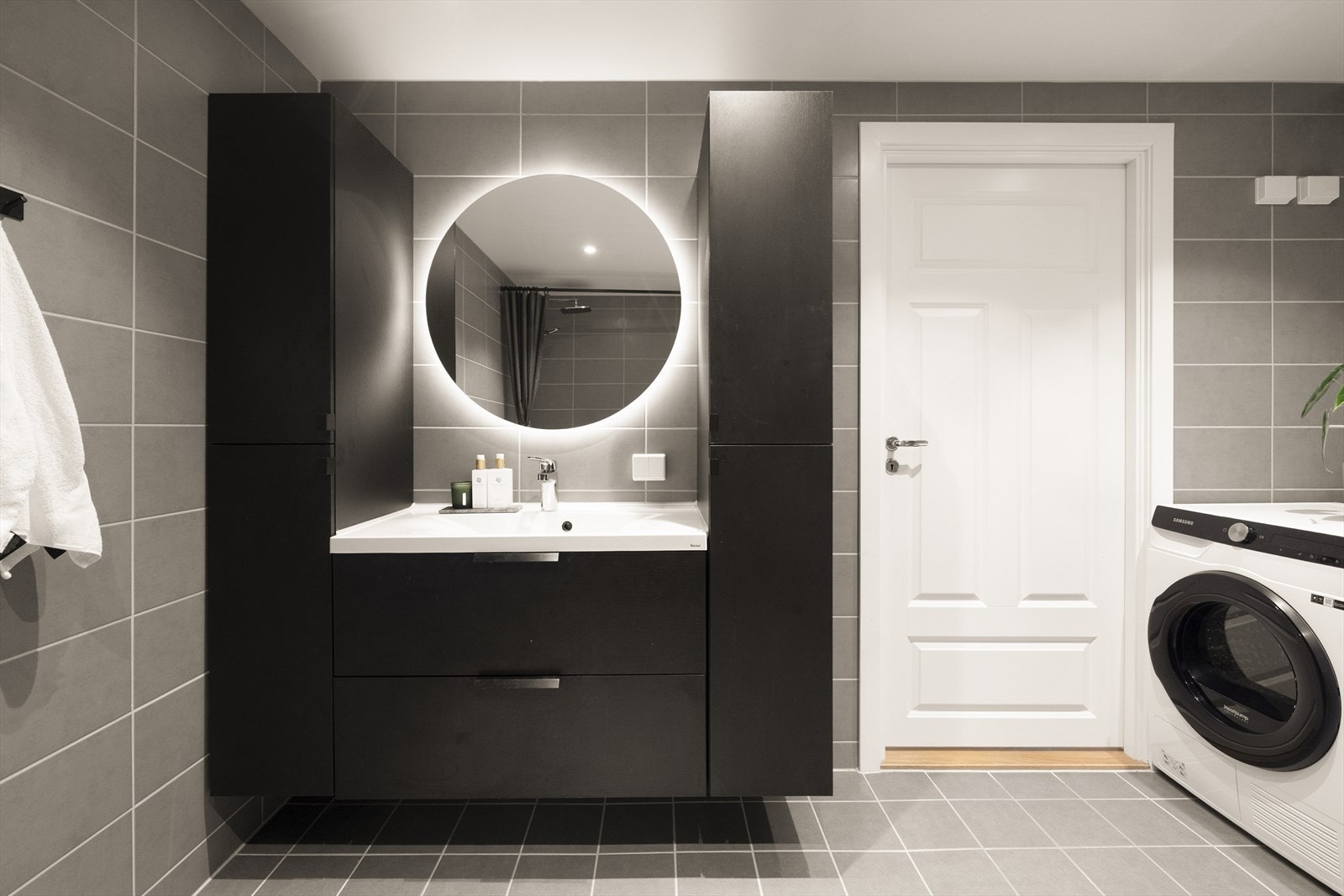 Innfelte downlights i taket gir god og jevn belysning. Galleribilde