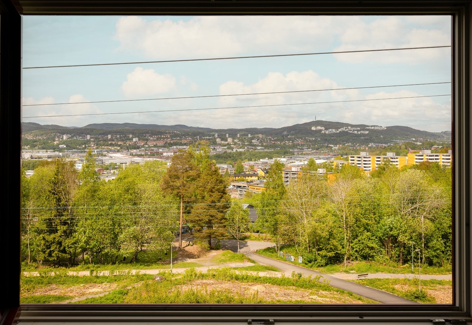 Det er gangavstand til Trosterud T-banestasjon, som tar deg til sentrum på rundt 20 minutter. Galleribilde
