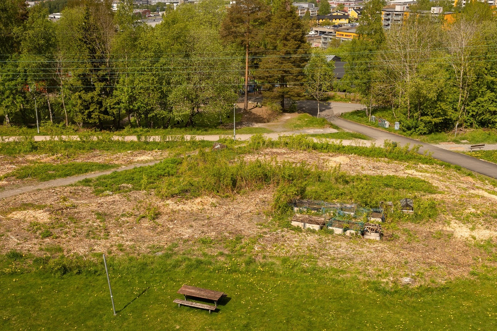 Flere skoler og barnehager i umiddelbar nærhet, blant annet Skjønnhaug skole og Lutvannskollen barnehage. Galleribilde
