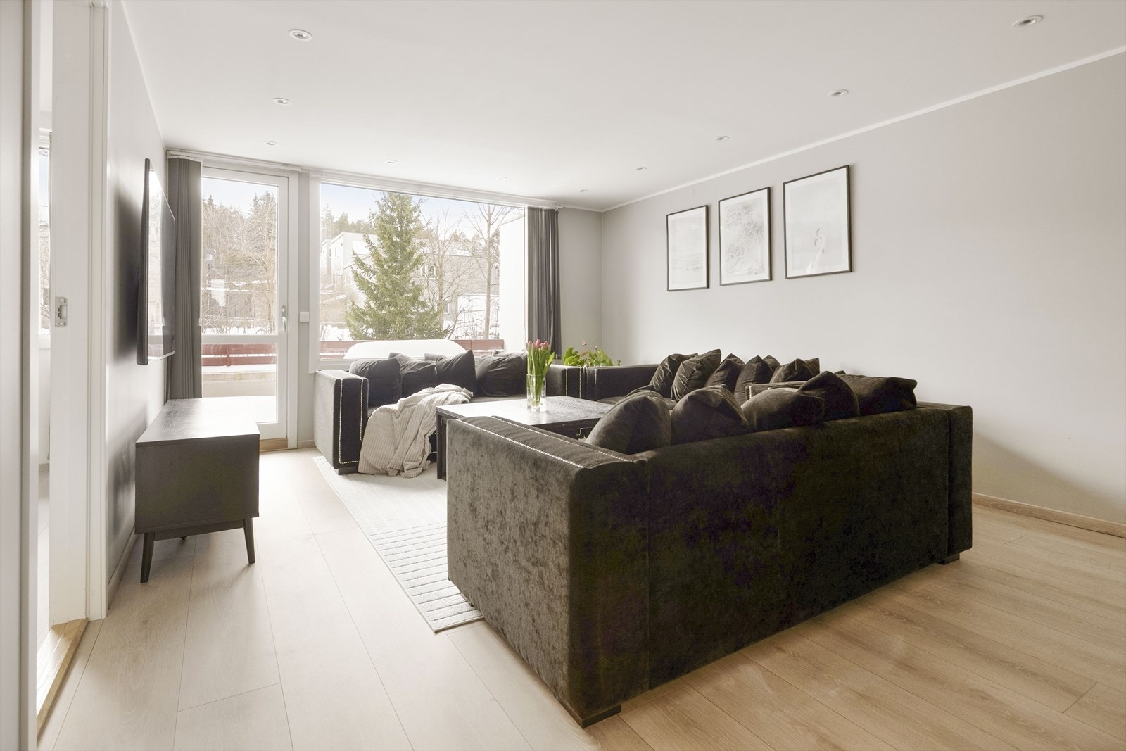 Romslig stue med plass til en stor sofagruppe og direkte utgang til balkongen. Galleribilde