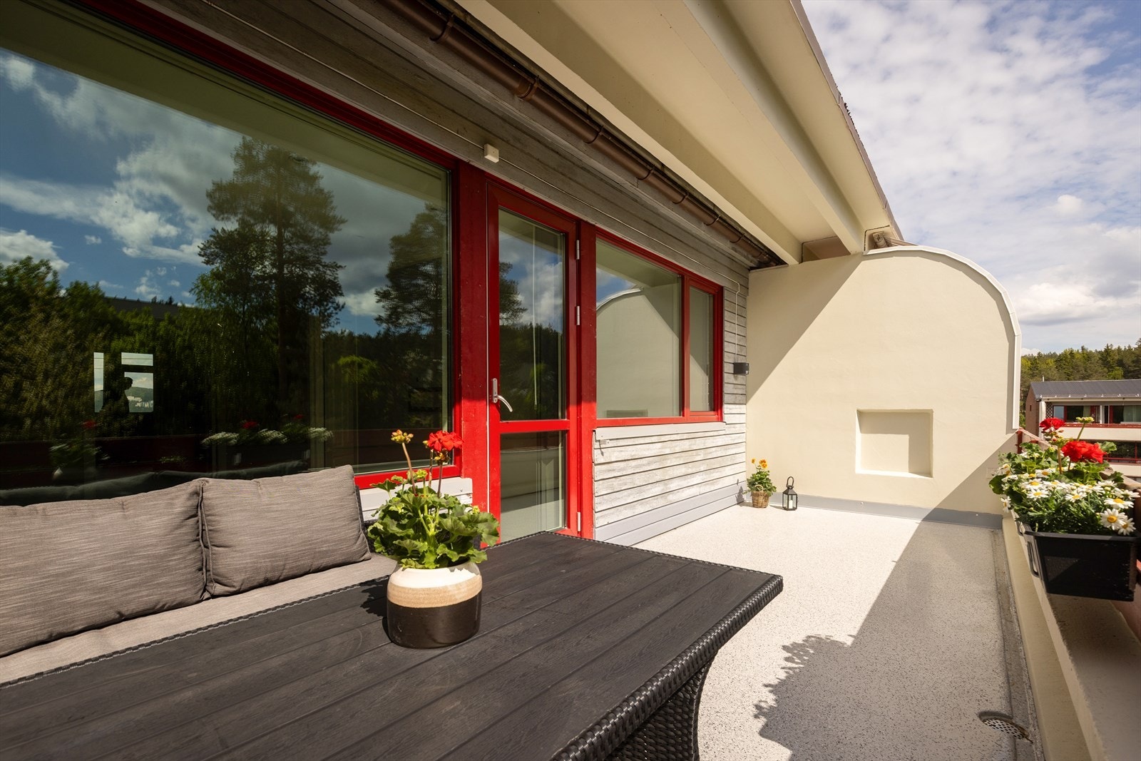 Gulvet på balkongen er dekket med treheller, og det er montert belysning. Galleribilde