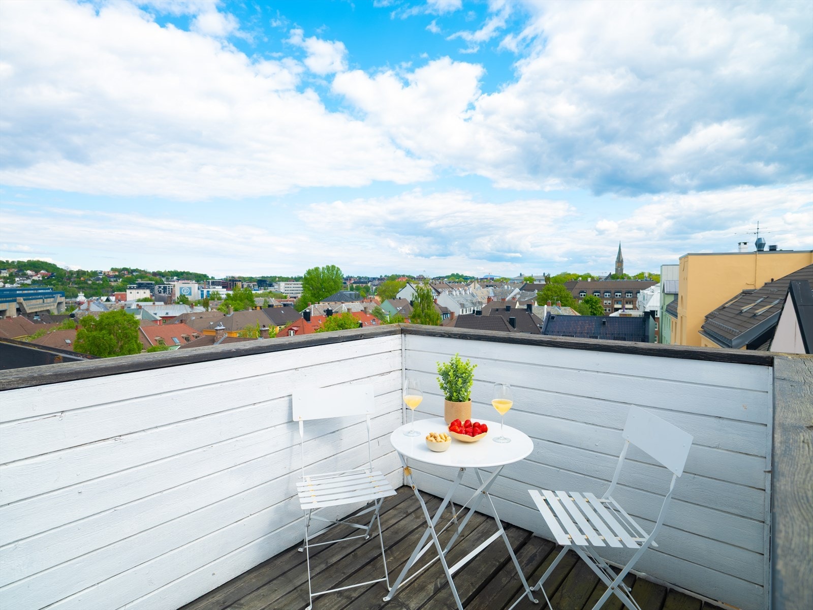Her har man sol fra morgen til sen ettermiddag, samt god plass til en hyggelig sittegruppe hvor man kan nyte utsikten utover Lade. Galleribilde