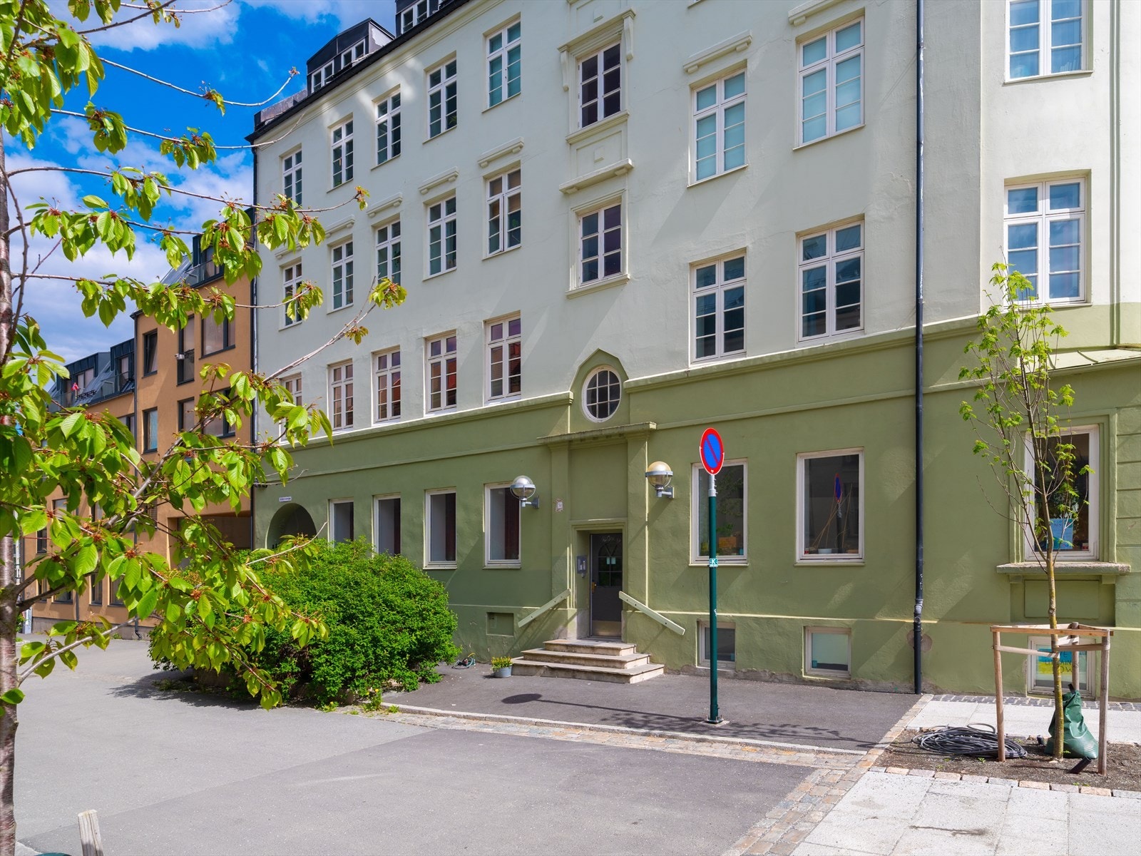 Leiligheten ligger i en klassisk bygård i Innherredsveien som nylig ble oppgradert til miljøgate med bredere fortau og sykkelveg. Galleribilde