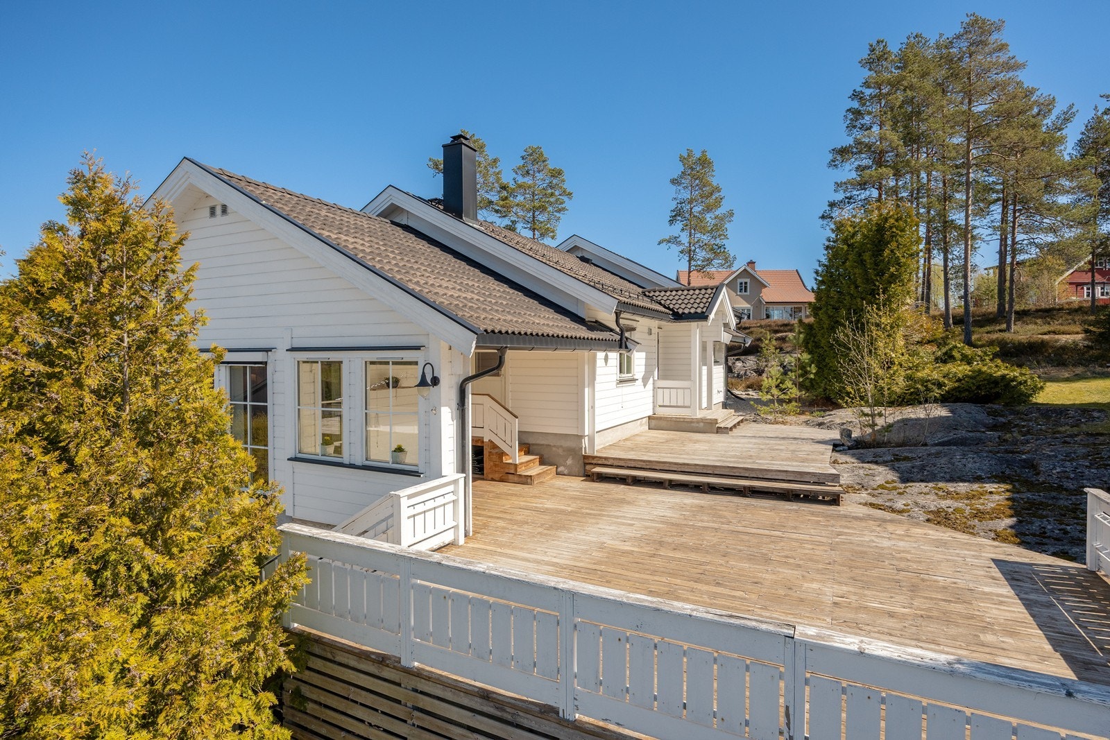 Uteplassen er delvis overbygd, strekker seg til inngangen og har også adkomst fra kjøkkenet. Galleribilde