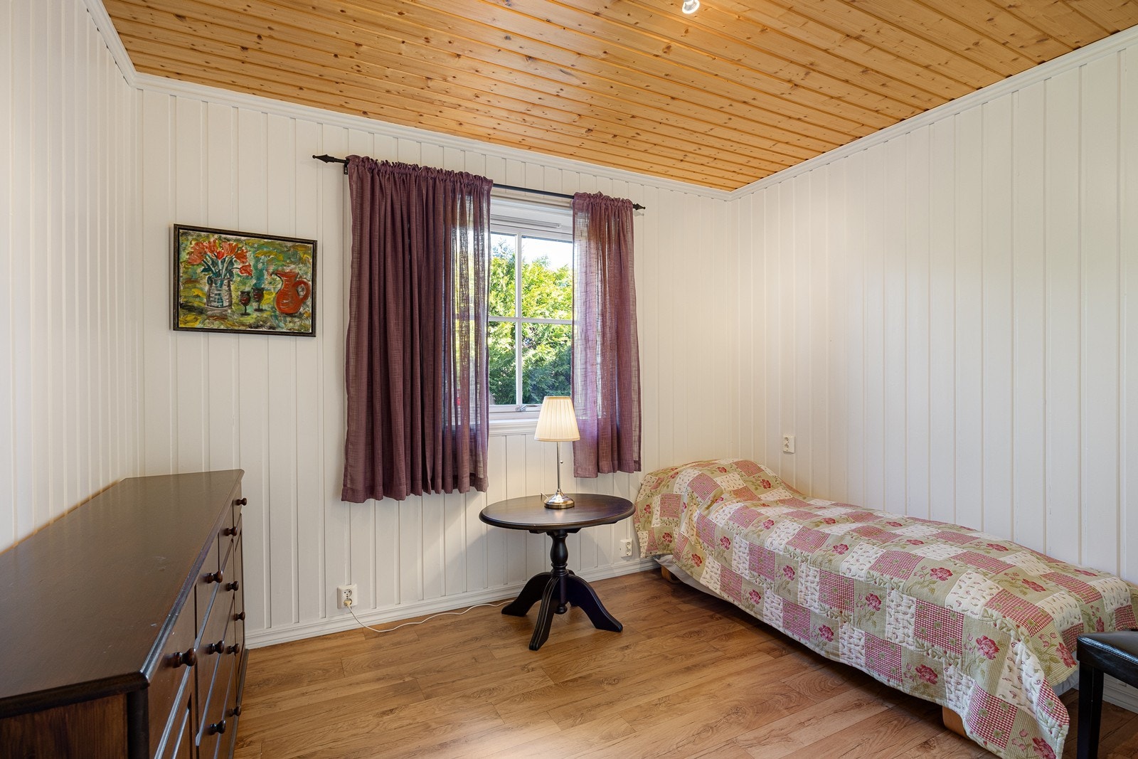 Tre gode soverom er samlet i den ene enden av huset. Galleribilde