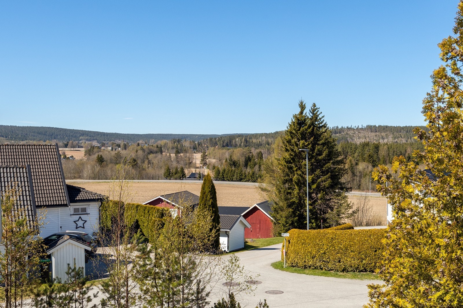 Omgivelsene er landlige og usjenerte, med flotte turområder og flere barnehager. Boligen oppleves skjermet, på en romslig tomt med god utsikt over landskapet. Galleribilde
