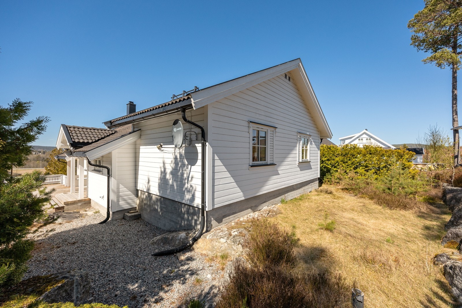I tillegg til den store terrassen har tomten et lite plenområde. Galleribilde