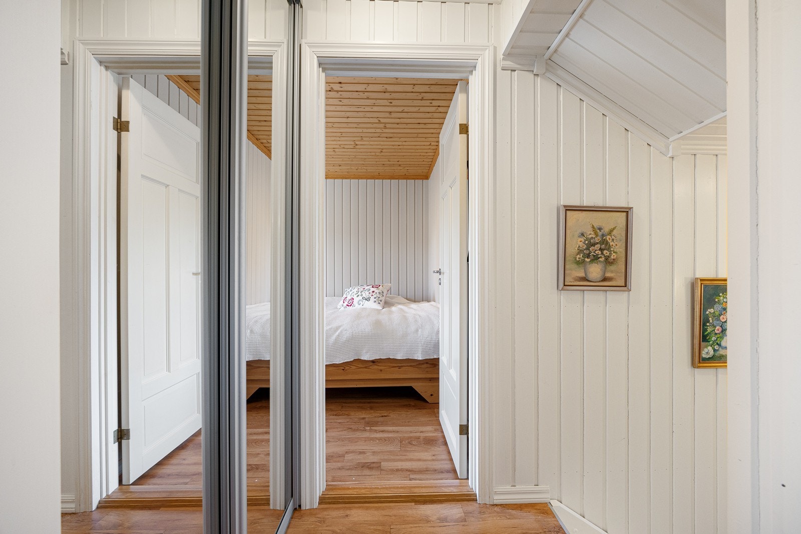 Gangen utenfor soverommene har plass til en praktisk skyvedørsgarderobe. Galleribilde