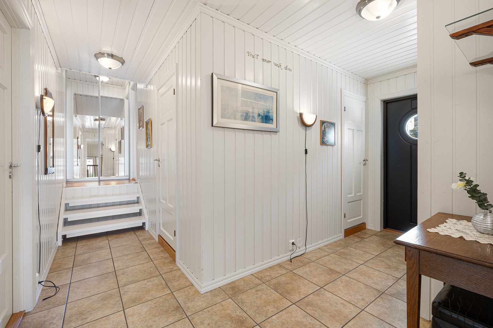 Tilknyttet gangen er det en romslig bod for diverse oppbevaring. En liten trapp tar deg opp til det øverste planet, der endeveggen har en innebygd skyvedørsgarderobe med speilfronter. Galleribilde