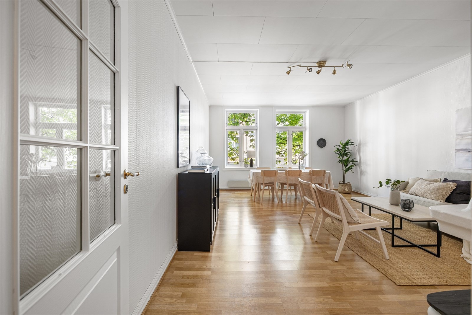 Store vindusflater med brede karmer slipper inn rikelig med dagslys. Galleribilde