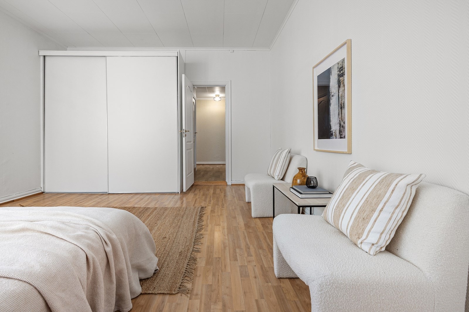 Skyvedørsgarderobe sørger for praktisk oppbevaring. Galleribilde