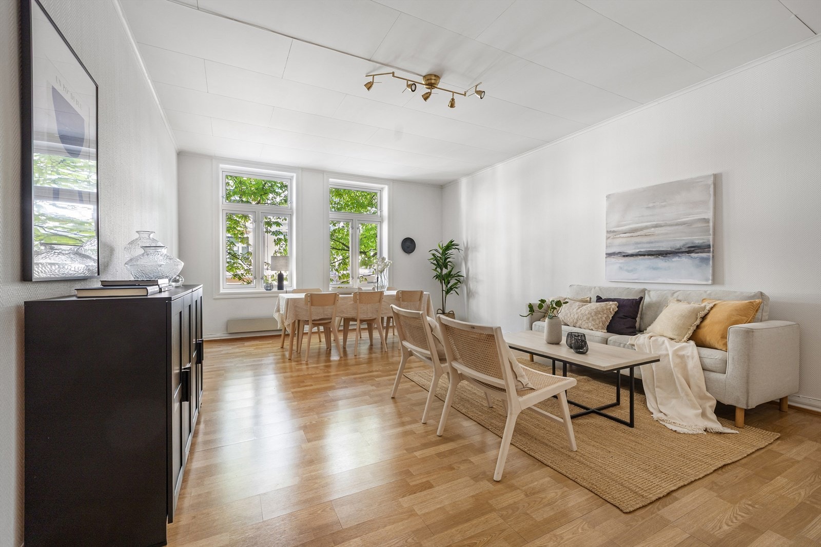 Stuen fremstår lys og innbydende med behagelig atmosfære. Galleribilde