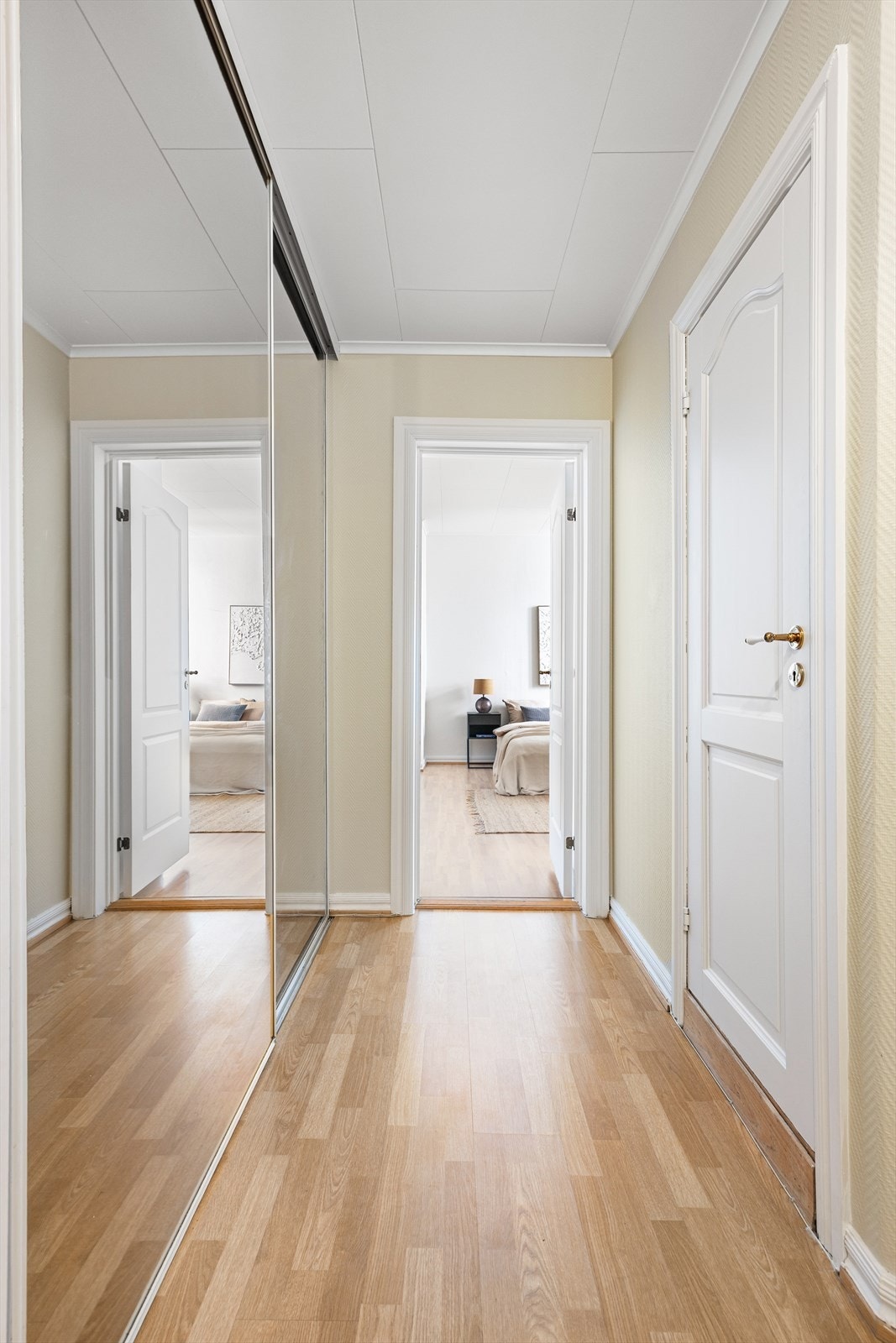 Vis-a-vis badet er det montert skyvedørsgarderobe Galleribilde