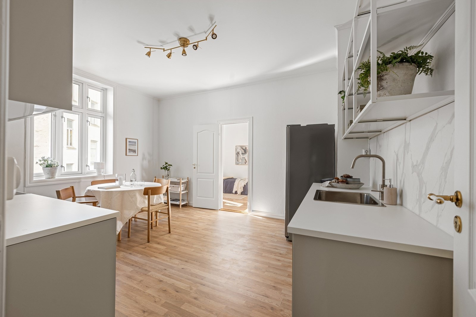 Kjøkkenet fra 2025 er utført med lekre farge- og materialvalg Nytt gulv, ny varmvannsbereder, ventilator med avtrekk ut m.m. Galleribilde