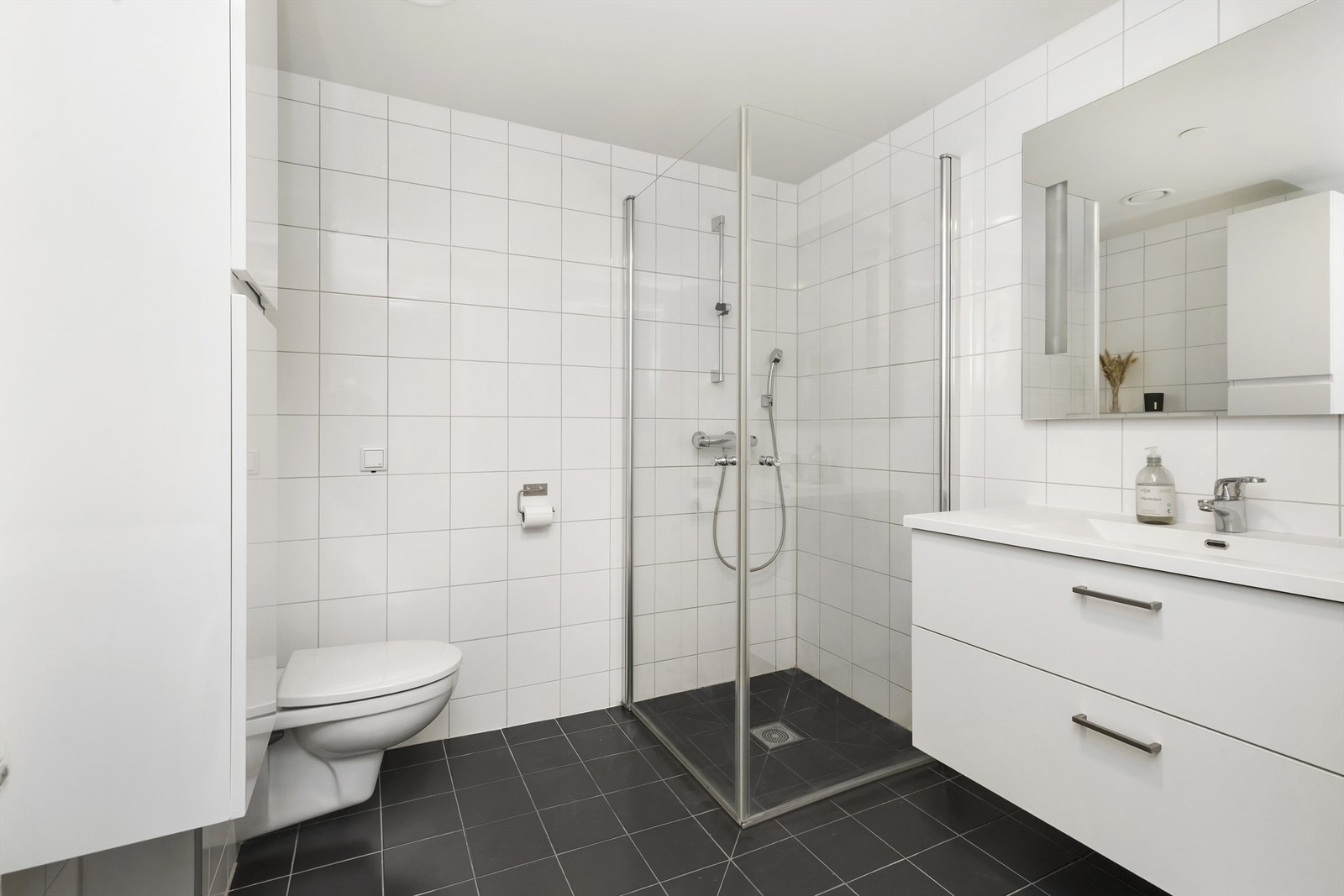 Badet er helfliset og har vannbåren gulvvarme. Galleribilde