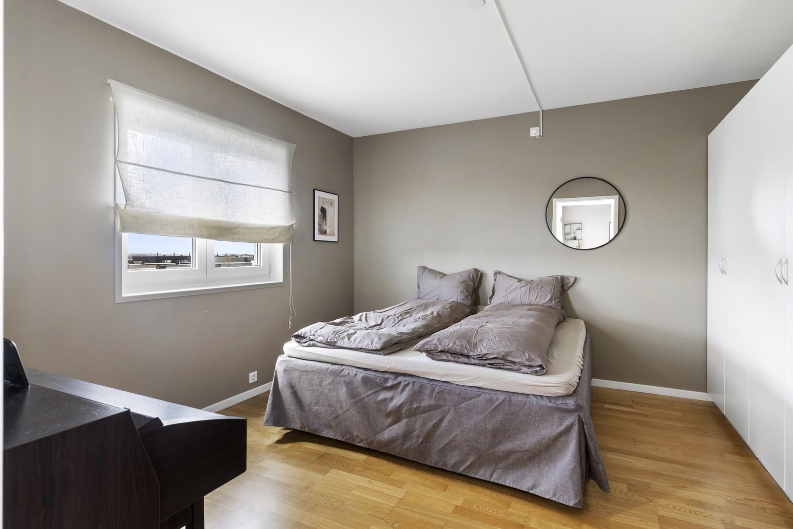 Hovedsoverommet har god plass til dobbeltseng og garderobeskap. Galleribilde