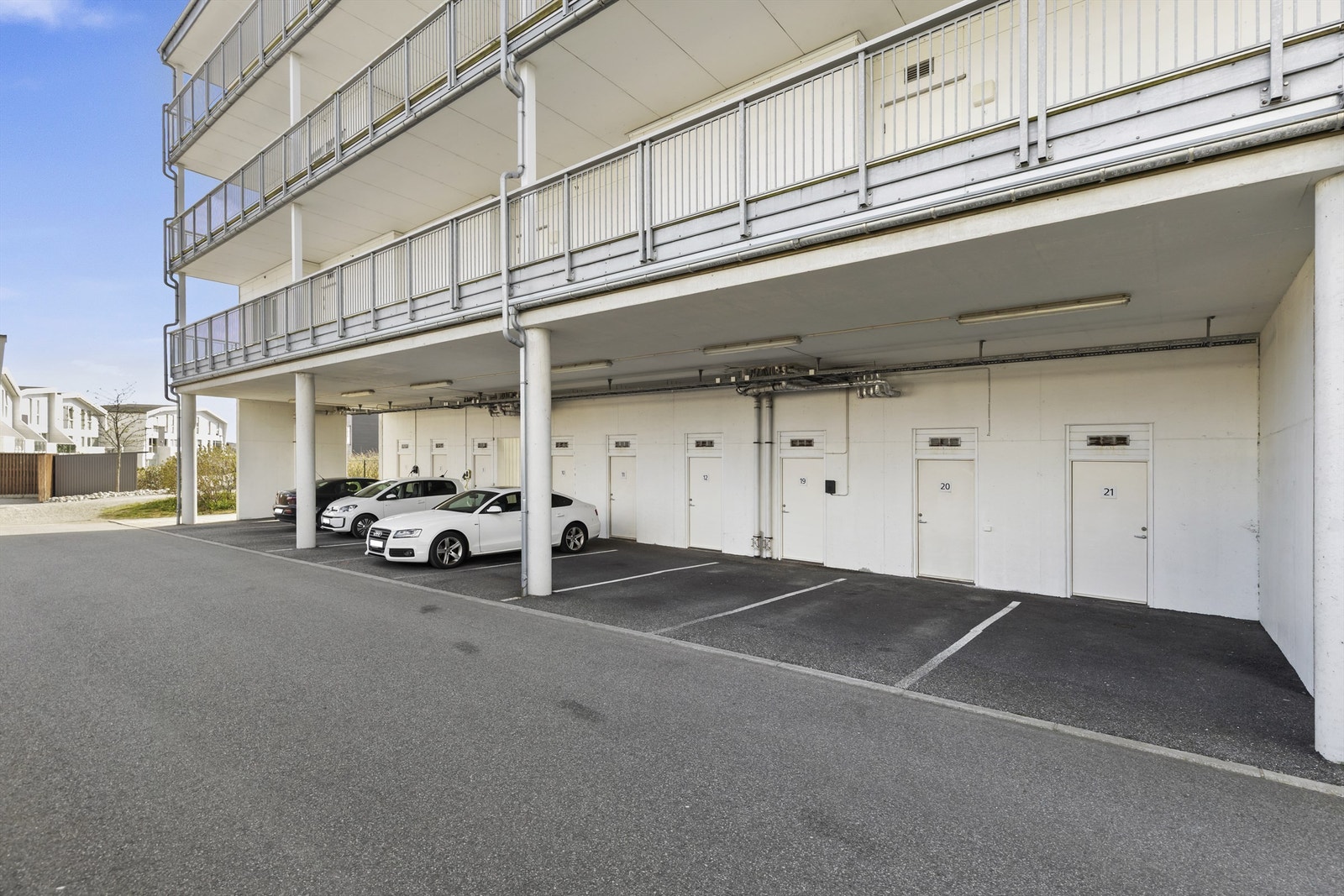 Det medfølger en fast parkeringsplass med installert elbillader. Her ligger også en romslig ekstern bod på ca 9 kvm. Galleribilde