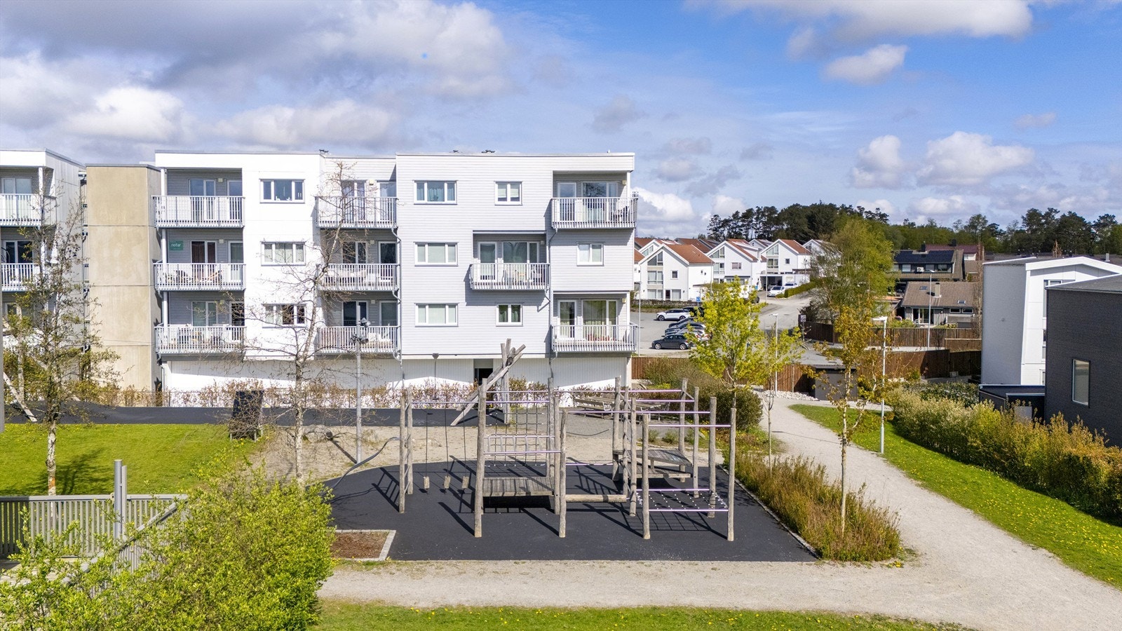 Store, grønne fellesområder med lekeplasser gjør nabolaget trygt og attraktivt for barnefamilier. Galleribilde