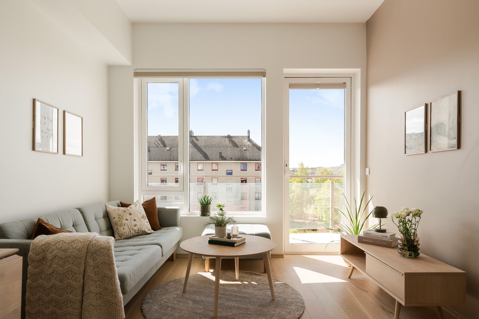 Aktiv Eiendomsmegling v/ Marius Kvalvik har gleden av å presentere Stjørdalsveien 3J - en lys og moderne 2-roms selveierleilighet fra 2022. Foto: Grattis Foto v/ Vidar Alvik. Galleribilde