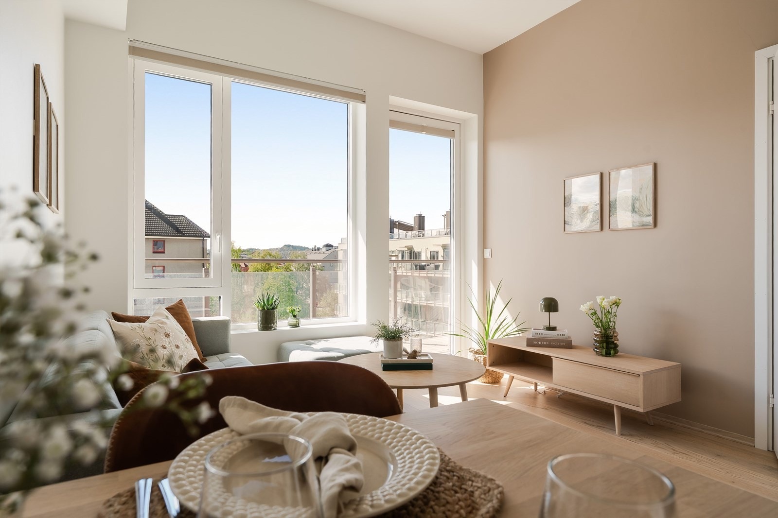 Stue og kjøkken ligger i en åpen og arealeffektiv løsning på ca. 15,5 m², med en lys og behagelig romfølelse. Galleribilde