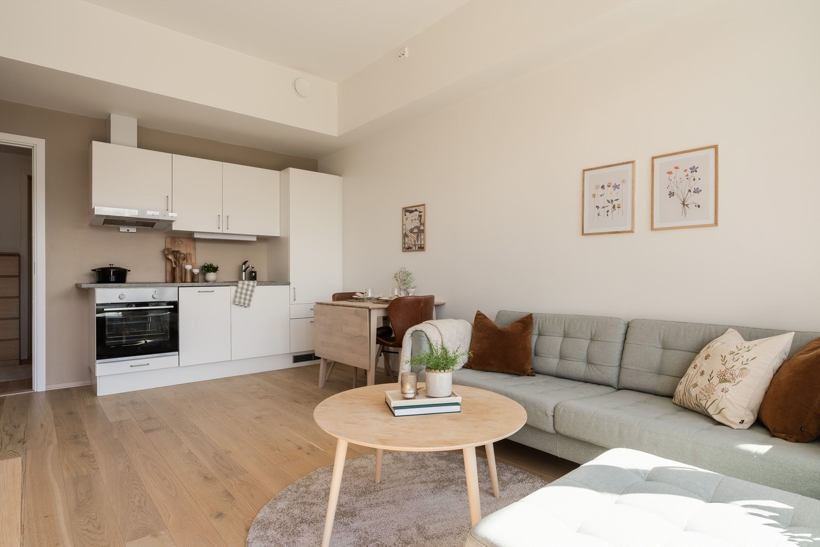 Her får man et moderne hovedrom med god takhøyde, parkett på gulv og malte, glatte overflater som gir et rent og tidsriktig uttrykk. Galleribilde