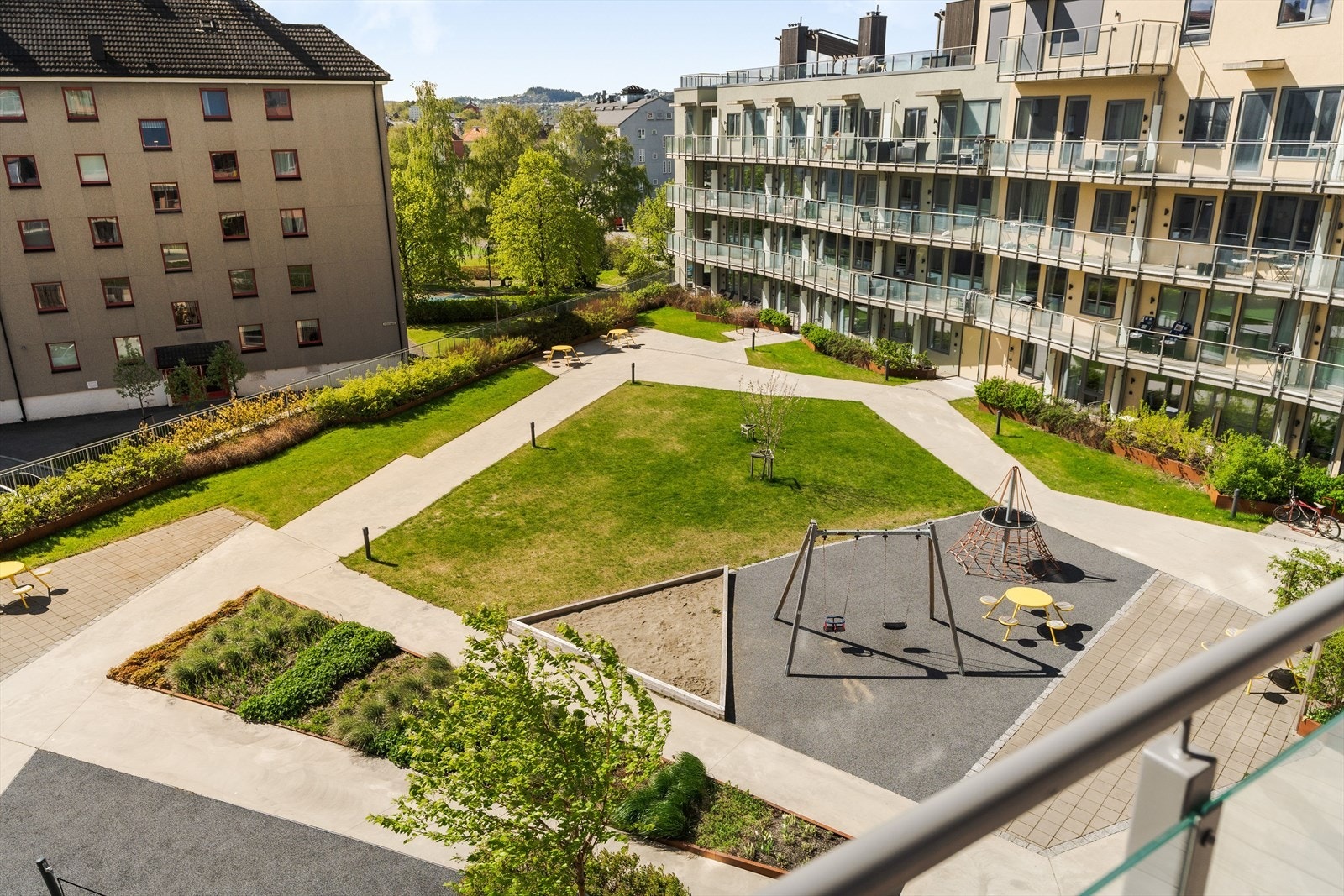Balkongen vender inn mot et pent og skjermet gårdsrom, og har en god plassering i byggets fjerde etasje. Galleribilde