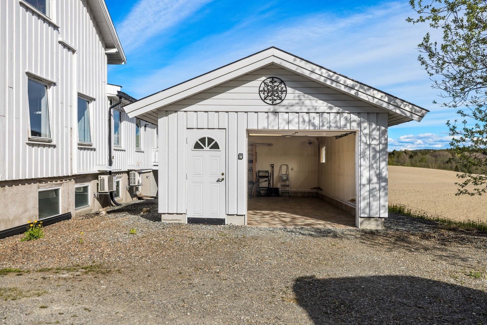 Frittstående, isolert garasje. Galleribilde