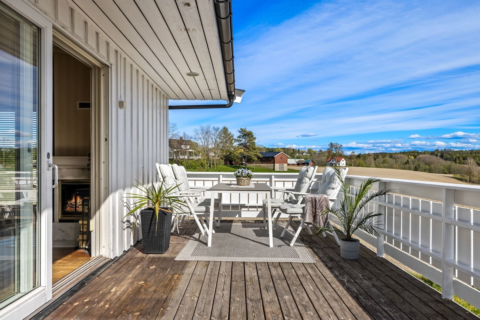 Stuen i boligdel 1 har utgang til stor og solrik terrasse. Galleribilde