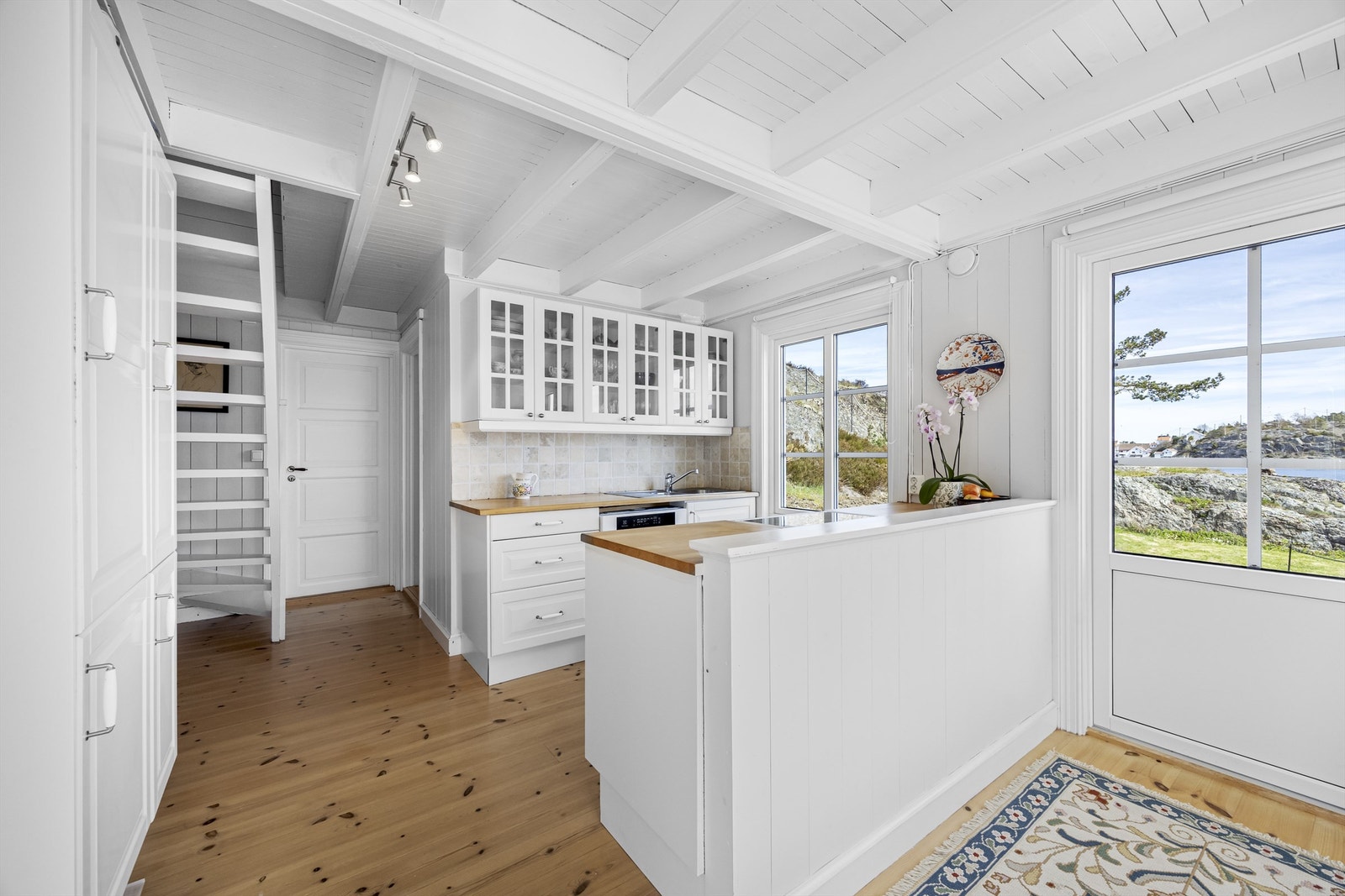 Kjøkkeninnredningen byr på praktiske løsninger og en åpent ut mot stuen. Galleribilde