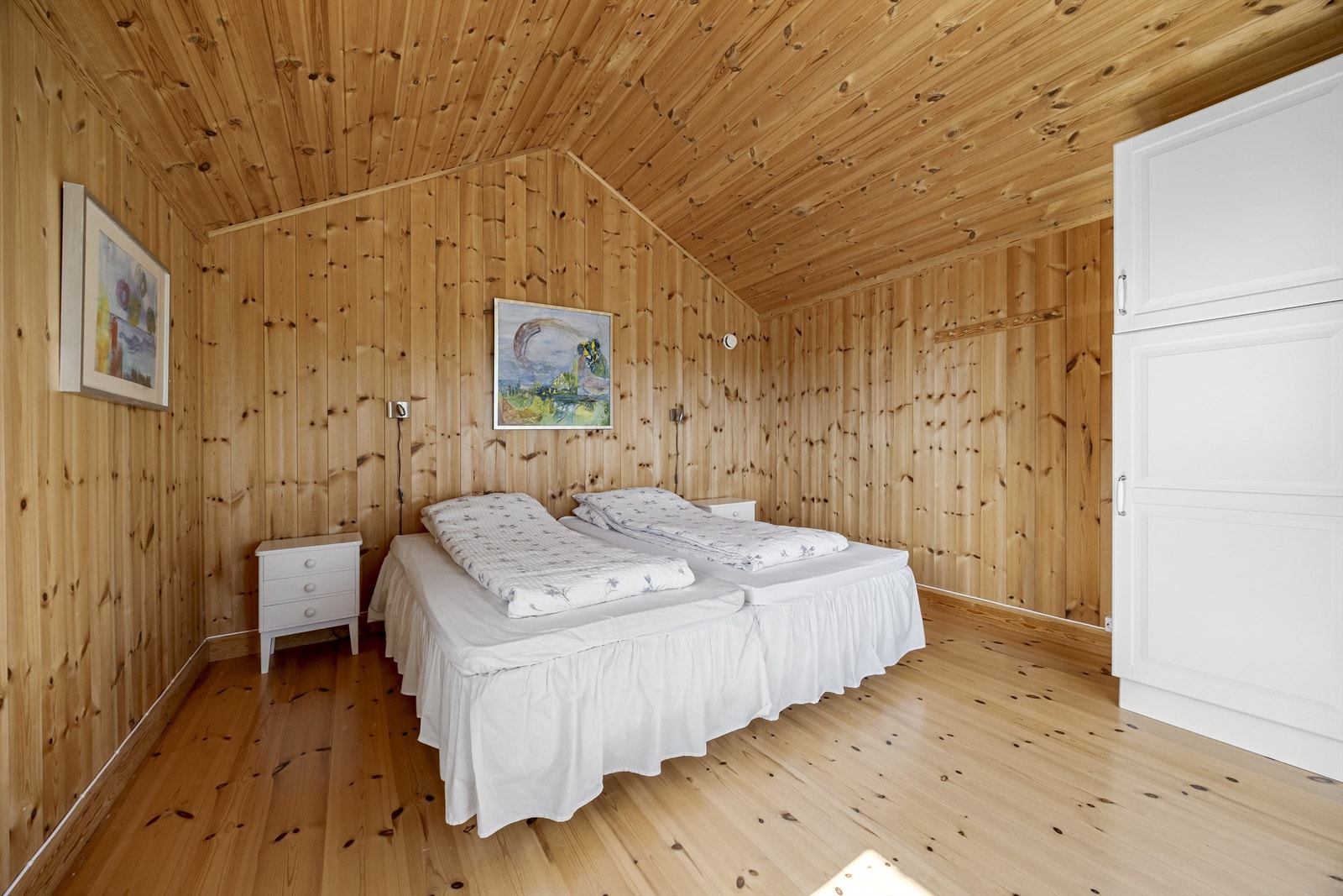 I tillegg til to soverom i loftsetasjen har eiendommene en frittstående anneks med soveplasser. Galleribilde