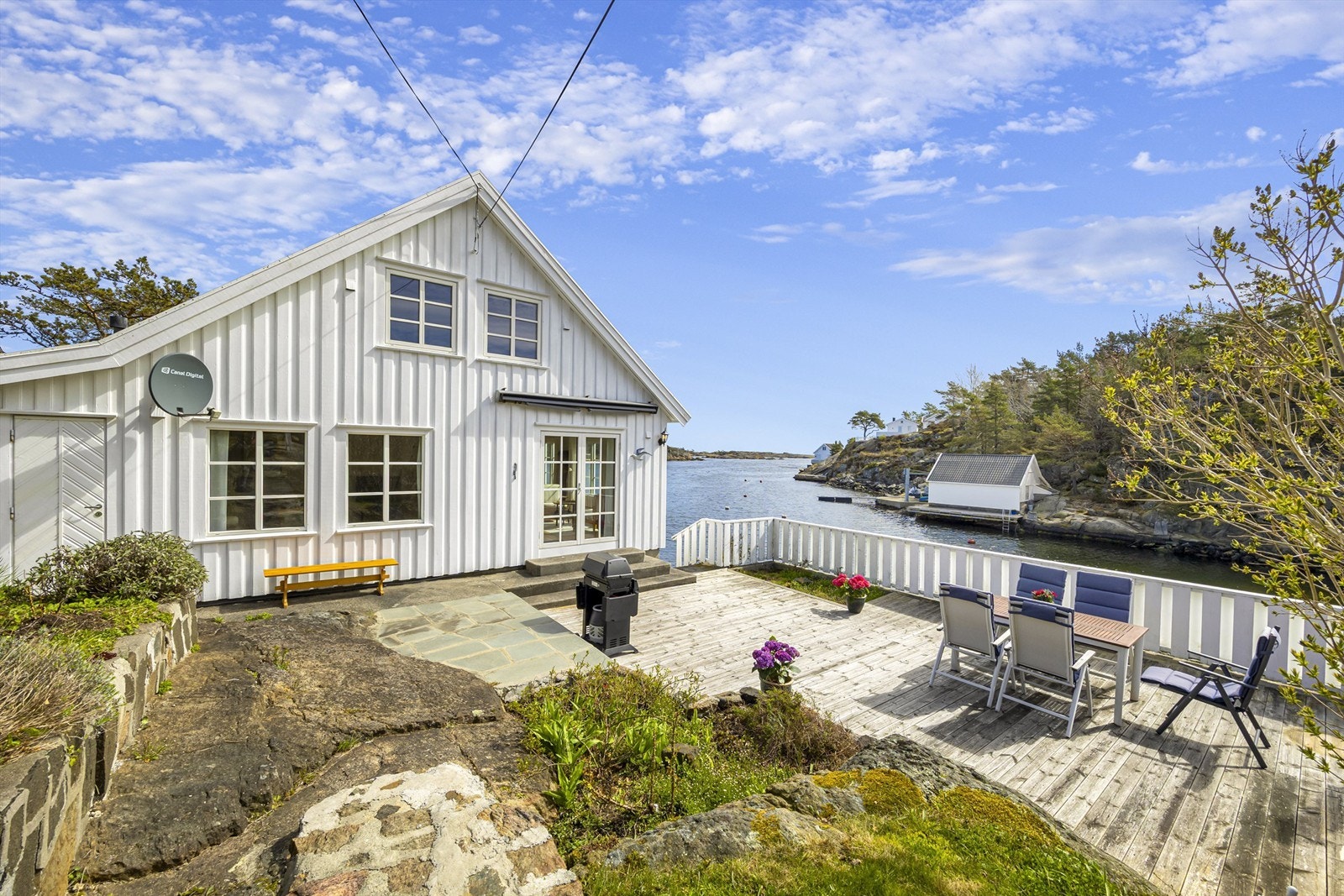 På terrassen kan man nyte flott sjøutsikt og gode solforhold. Galleribilde