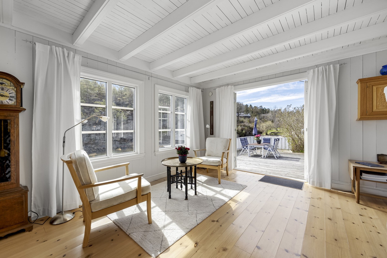 Utgang til romslig terrasse. Galleribilde